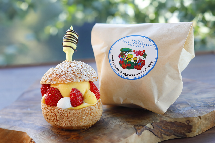 丘ばちスイーツバーガー〈ストロベリー〉660円、テイクアウト648円