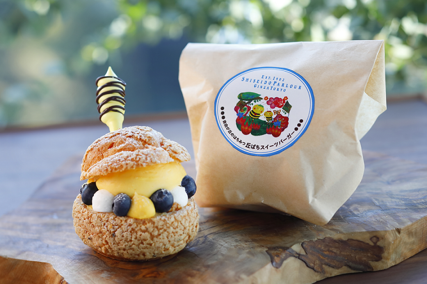 「丘ばちスイーツバーガー〈本日のフルーツ〉」712円、テイクアウト699円