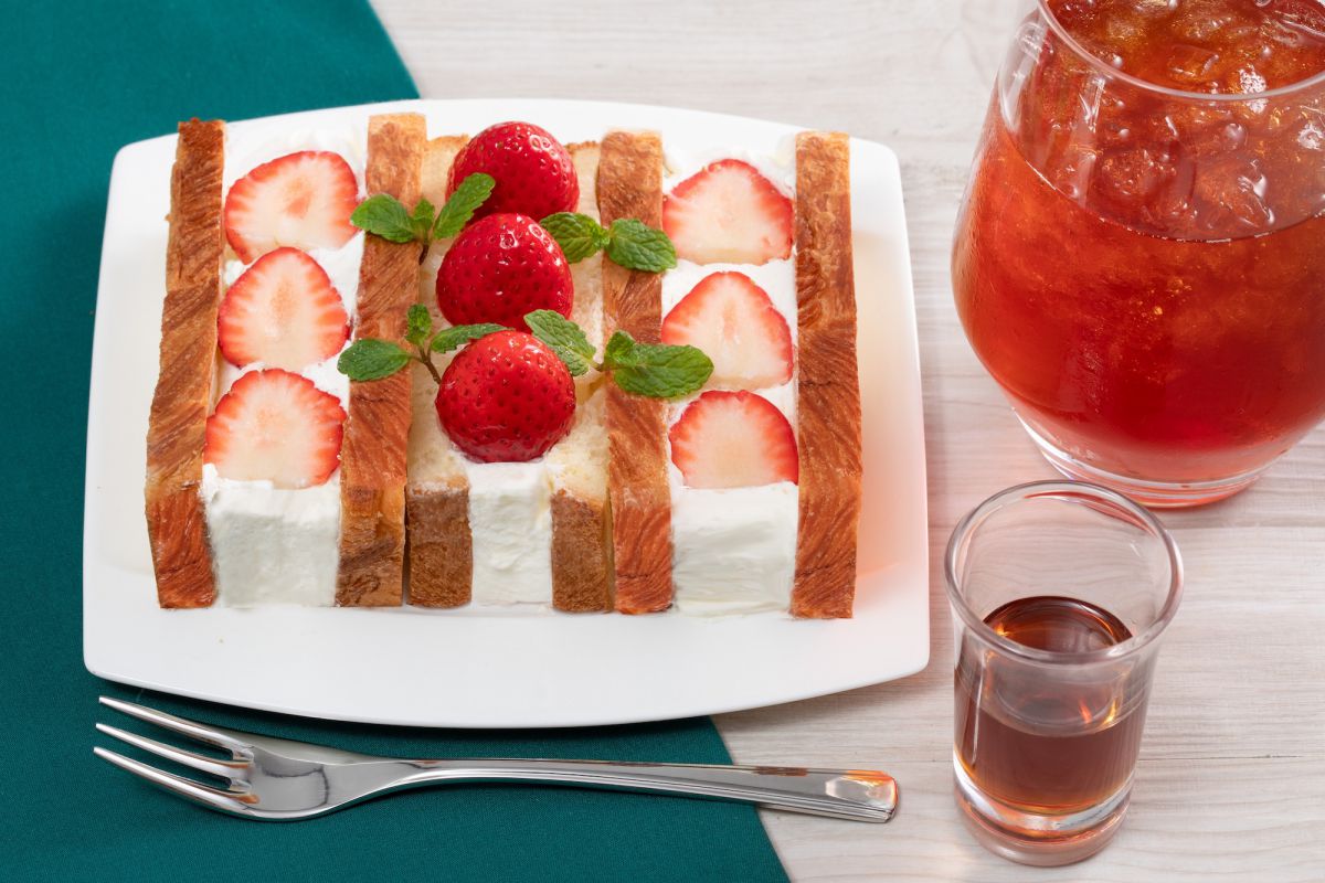 あまおう苺デニッシュサンド -シェラトン都ホテル大阪style- ドリンク付きセット 1430円 ※イートイン