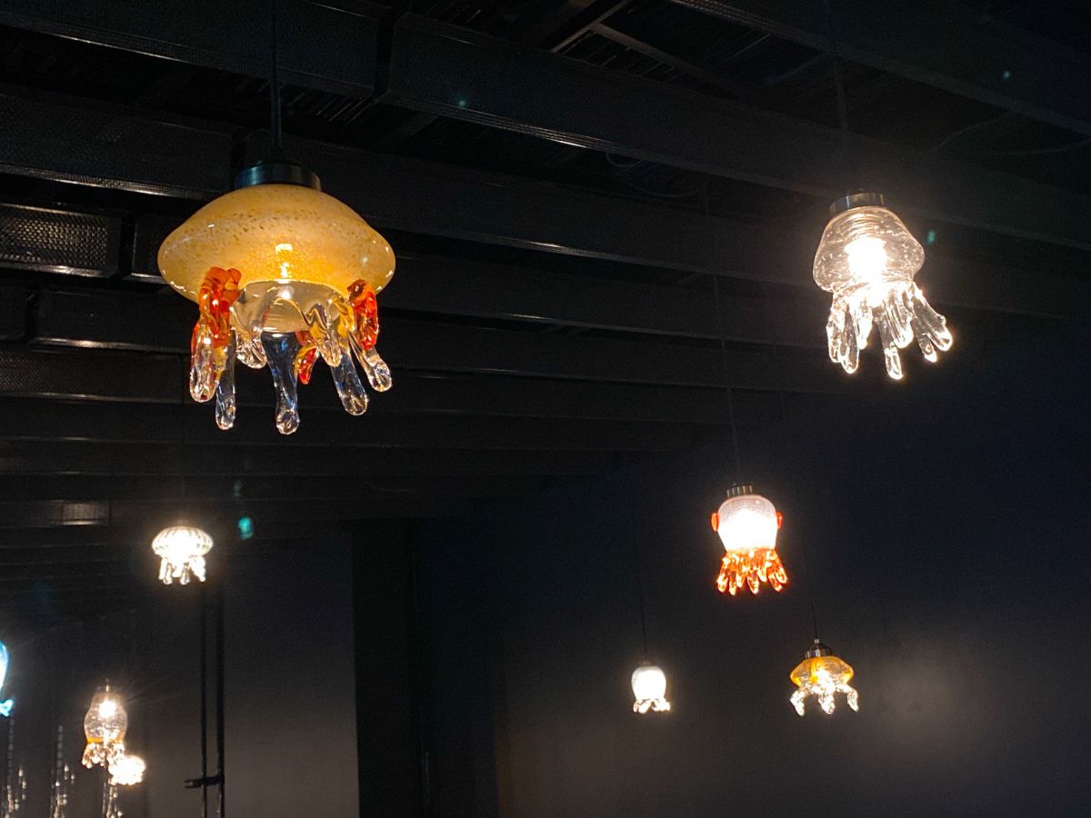 手前左）パシフィックシーネットル、右）ギヤマンクラゲを模したランプシェード
