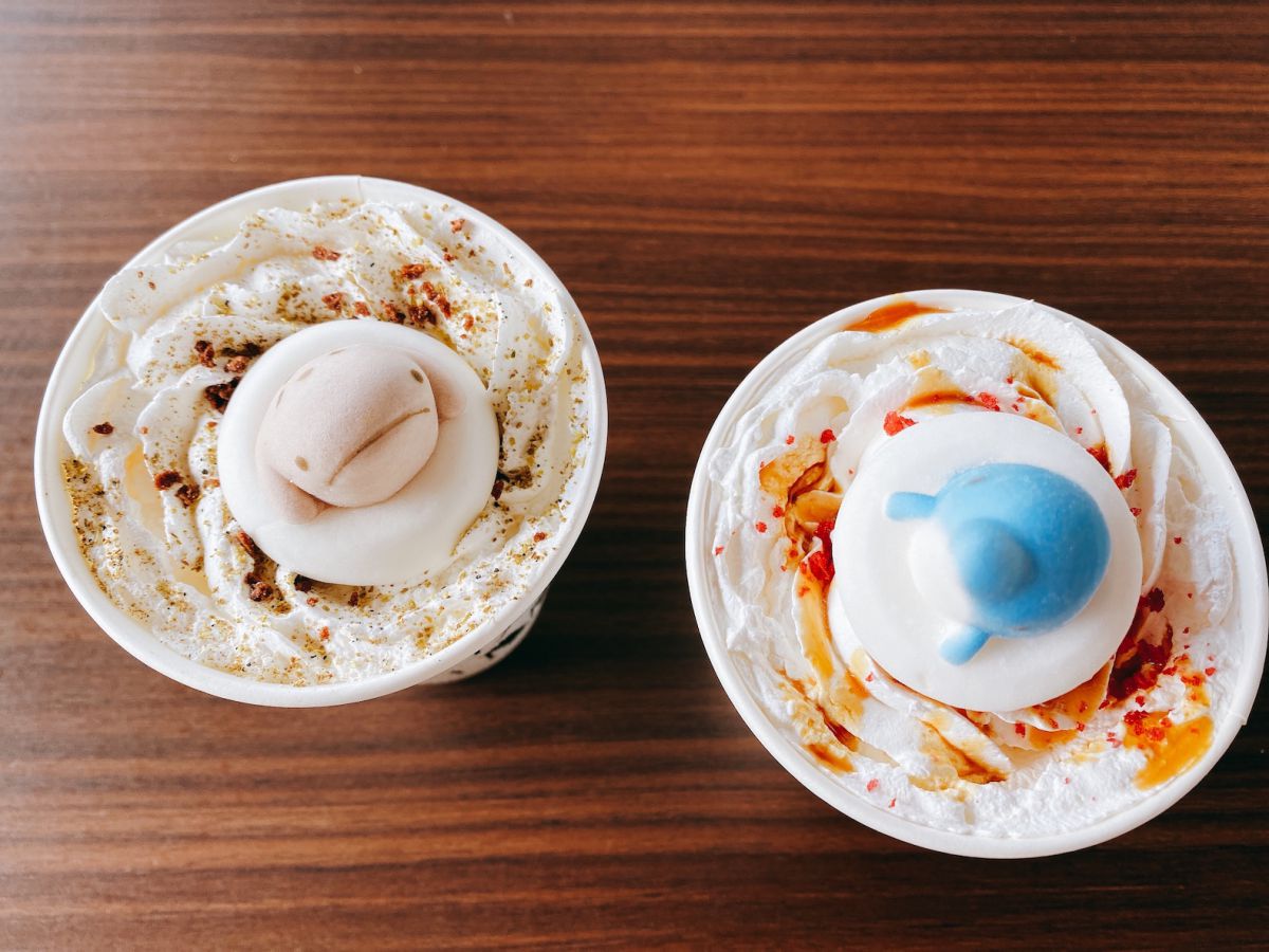 （左） oh!!サンショウウオホットチョコレート　（右）キャラメリードルフィンラテ 各580円