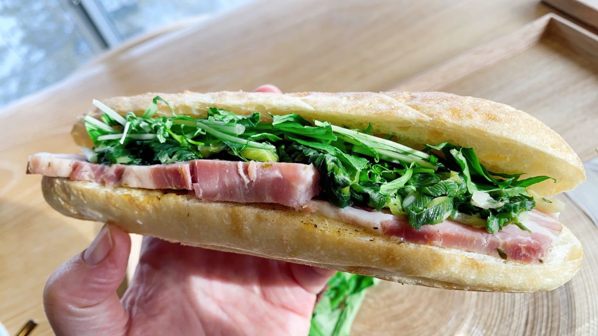 豚バラコンフィと九条ネギのパニーニ ドリンク付き 1200円 単品750円 セットのドリンクはコーヒー(H/C)、カフェラテ(H/C)、カプチーノ、ティー(H/C)、ジュース(オレンジ/グレープフルーツ)からチョイス可能