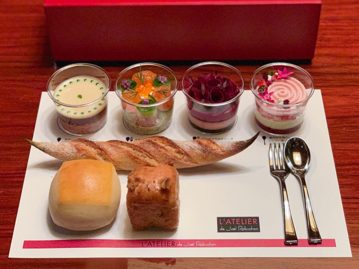 左上から「オマ－ル海老のジュレ なめらかなカリフラワーのクレ－ムで」、「スモークサーモンとキヌアのサラダ」、「フォアグラのテリーヌ  ビーツのブーケと共に」、「軽やかな苺のムースに　シシリー産ピスタチオのクレームを合わせて」。パンは、「プチバケット」「パヴェ」、「胡桃のミルクパン」の3種類。