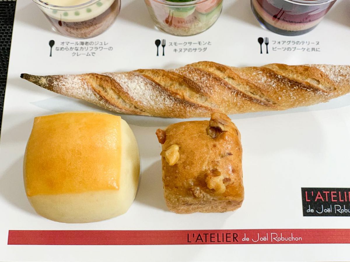 時計回りに、「プチバケット」、「胡桃のミルクパン」、「パヴェ」