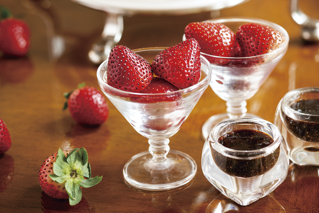 アミューズとしてその日おすすめのいちごとソースを