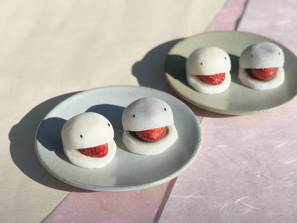 「妖怪★いちご大福」　店頭価格1個300円、オンライン価格6個入り（ミルク餡3個・こし餡3個）　2090円(箱代・クール代金含む、送料別)　（ともに税込）