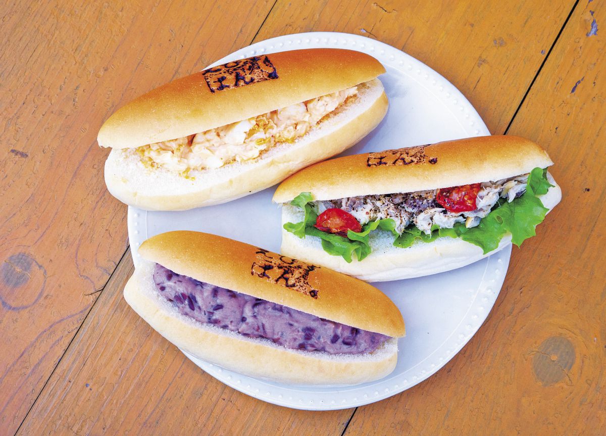 写真上からたまごこっぺ250円、燻製さば350円、あん＆マスカルポーネ280円