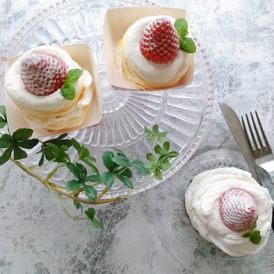 いちごのパブロバ「ストロベリーキャンドル」(2個入り) 972円 ※数量限定