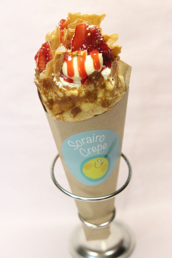 苺の“サクサク”ミルフィーユクレープ935円 ※数量限定