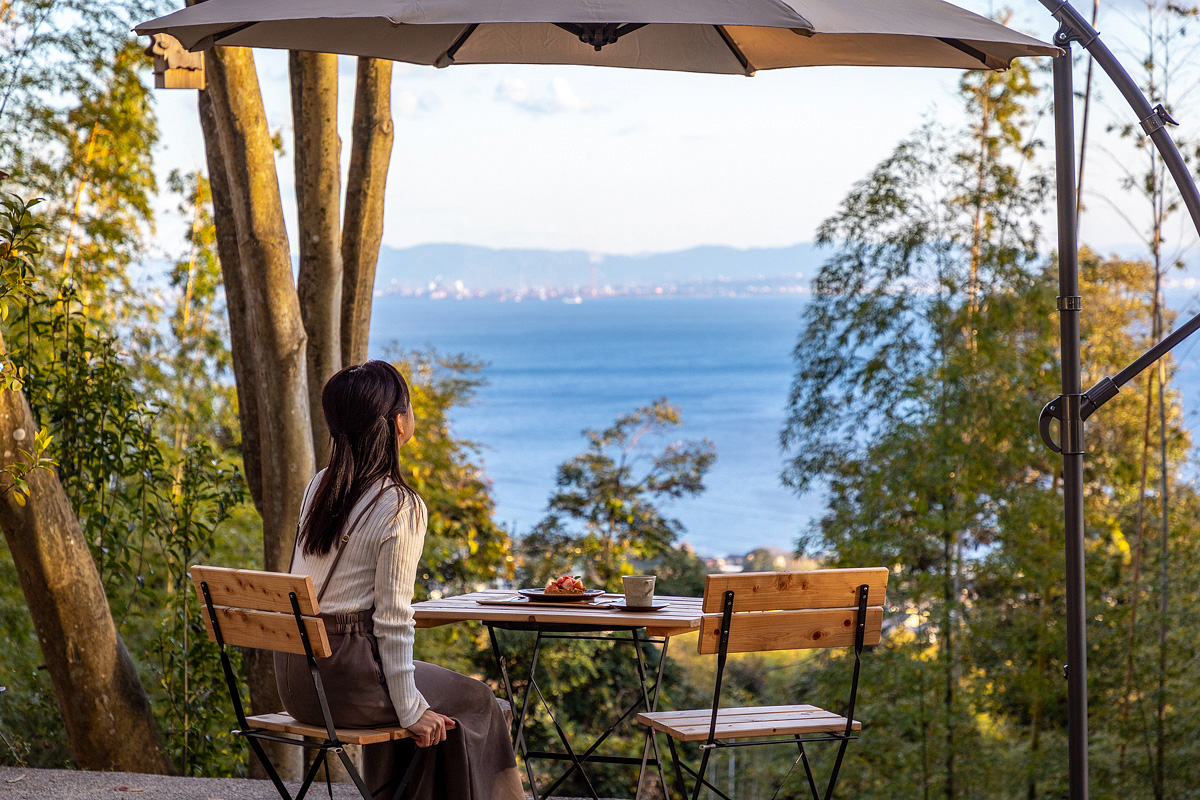 竹林越しに別府湾を望むテラス席