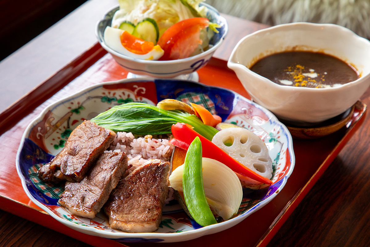 ビーフカレー(1600円)は前日までの予約制