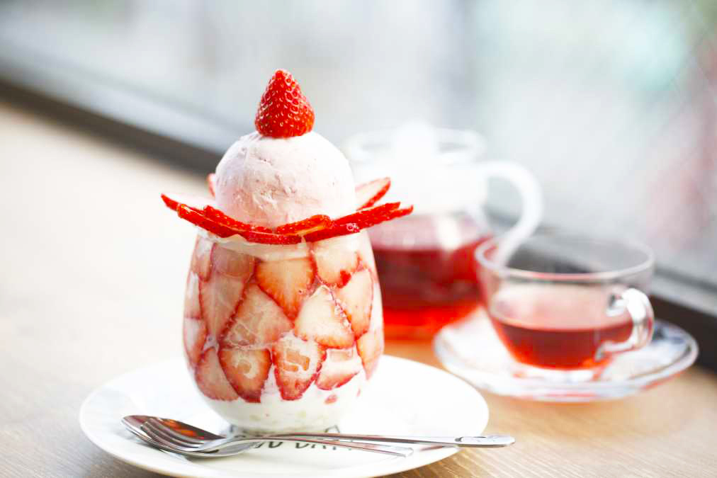 いちごたっぷりいちごパフェ　1800円