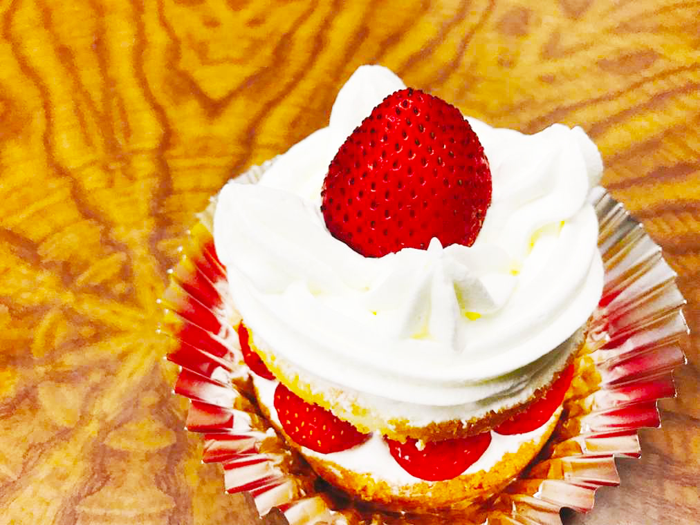 苺サンドショート　864円