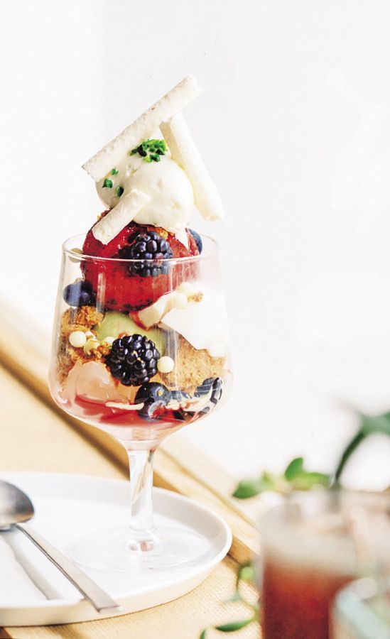 季節のパフェ/カシス/ラベンダー/ピスタージュ1320円(時価)