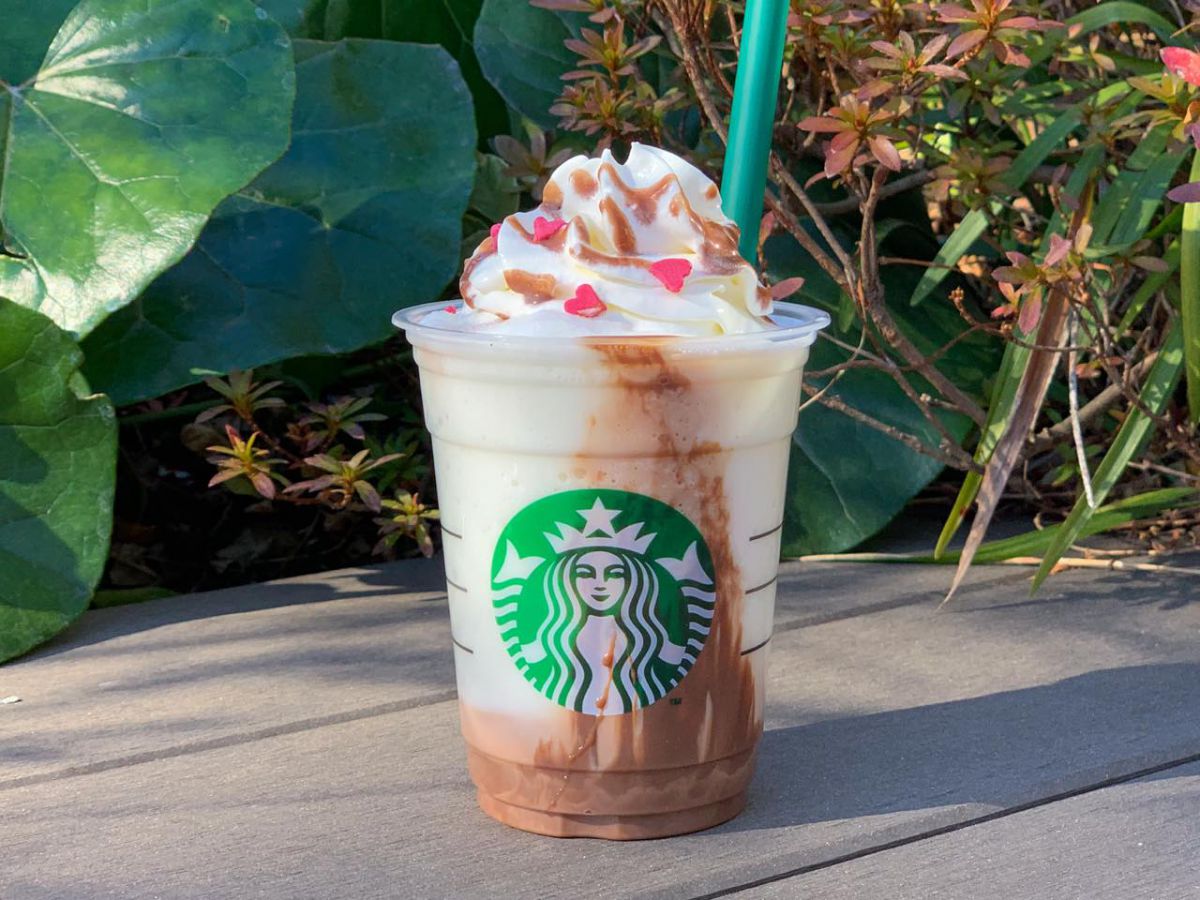 『メルティ 生チョコレート フラペチーノ® 』Tall 590円 (Tallサイズのみ)、※生チョコレートは、トッピングのソースとフラペチーノ®(ソース部分)に使用