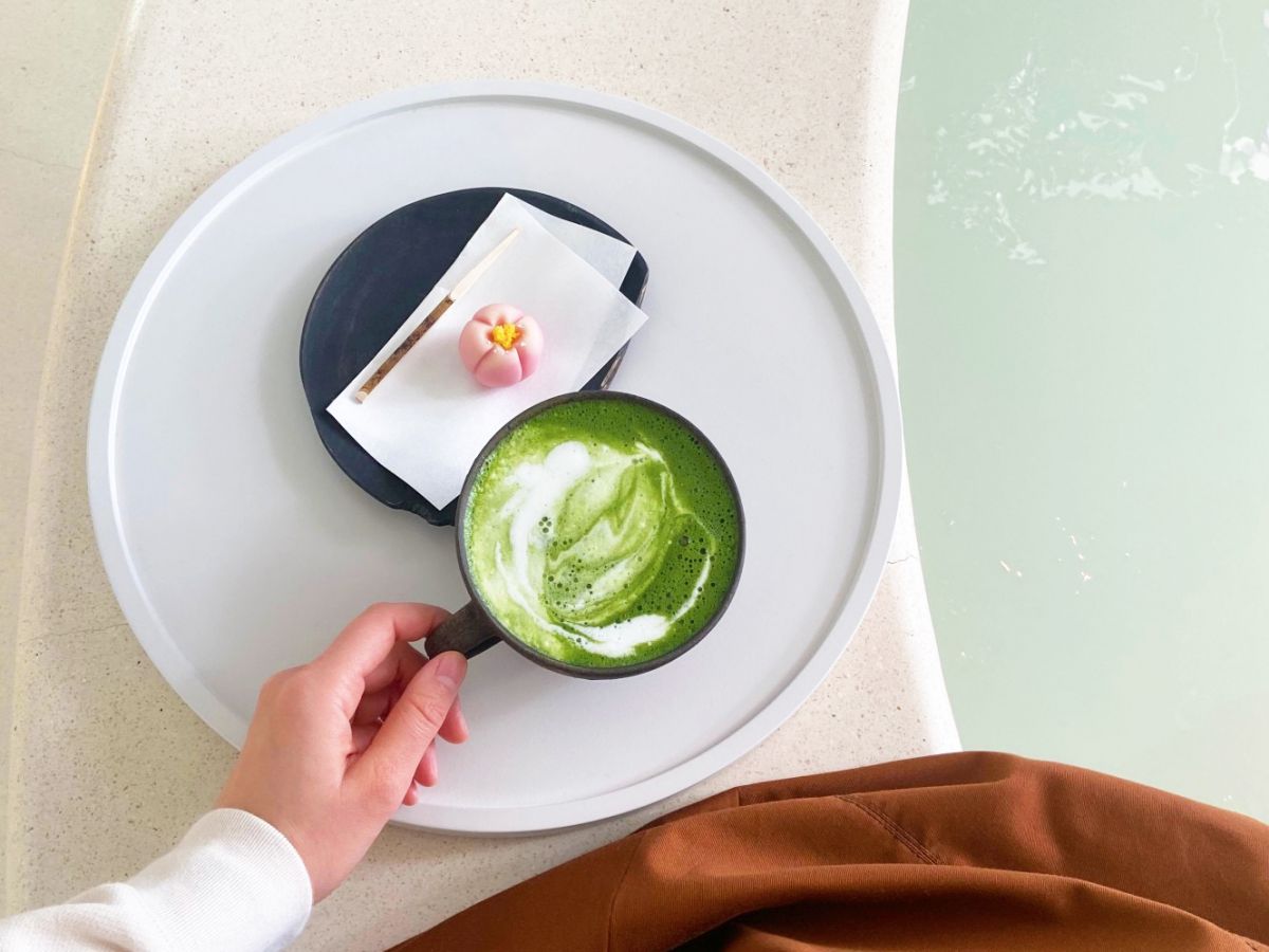 「抹茶ラテ」900円、「練り切り（寒牡丹）」500円（ともに税抜）※足湯の利用はワンオーダー制