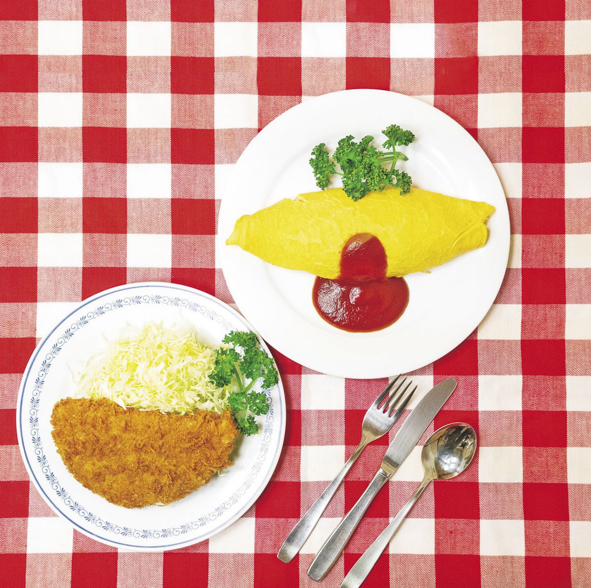 元祖ポークカツレツ2000円（左）、明治誕生オムライス2100円（右）