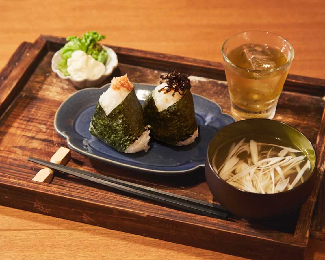 「おむすびセット」520円/宿泊者は500円（税込）/ホテル&ホステルKIKKA