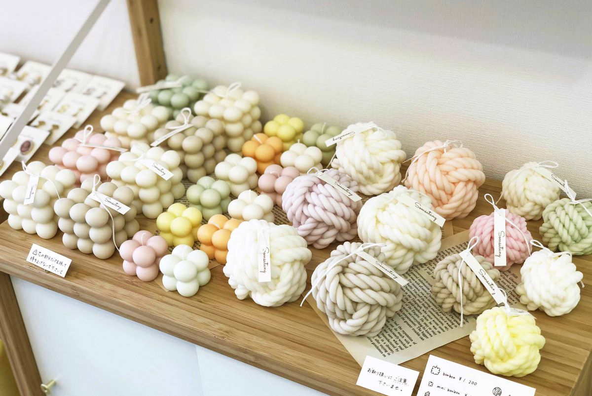 左から「bonbon candle」1200円、「mini bonbon candle」500円、「yarn ball candle」1600円、「mini yarn ball candle」800円（すべて税込）