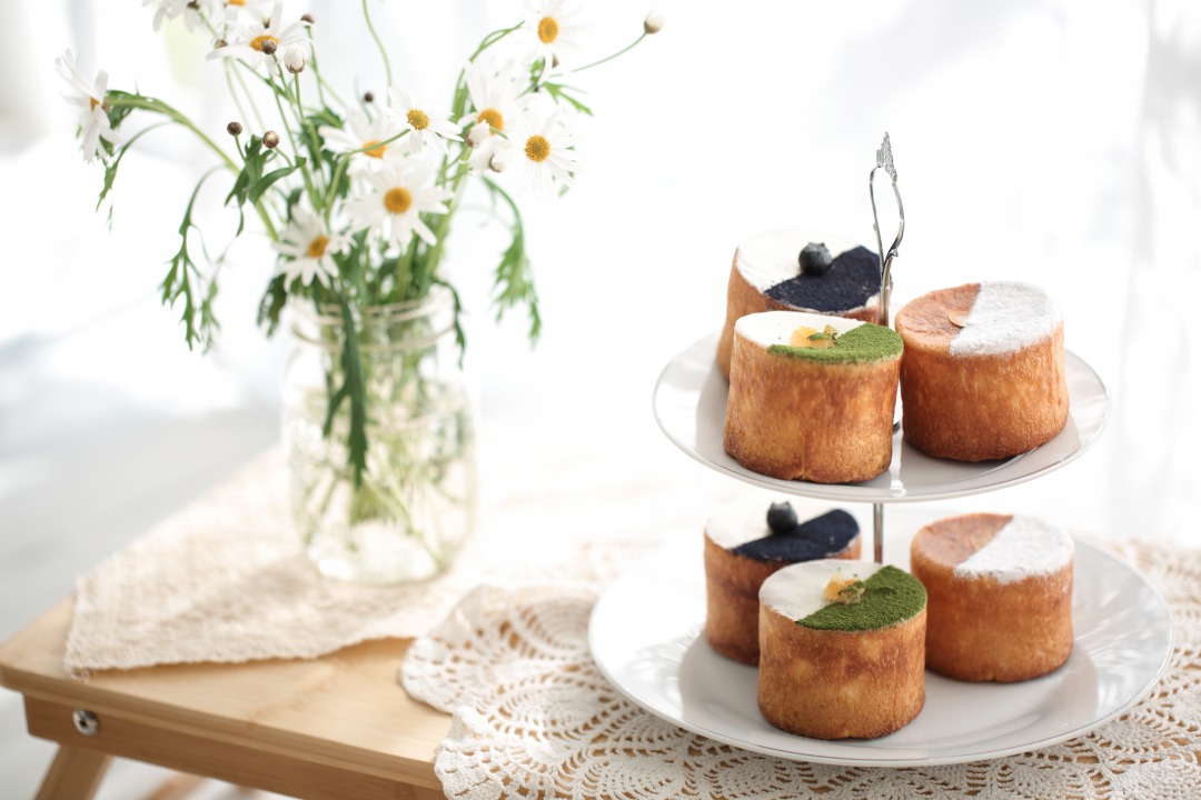 （右から）クリームパン1個270円、クリームパン抹茶・クリームパンバタフライピー各1個302円