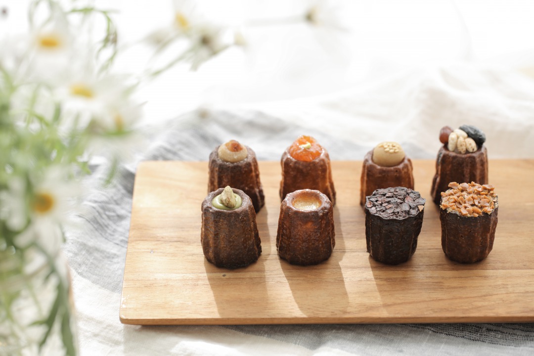 カヌレ 8個入り（しろ、くろ、きなこ五穀、抹茶ピスタチオ、ほうじ茶キャラメル〈10～3月〉、ほか季節限定）1250円