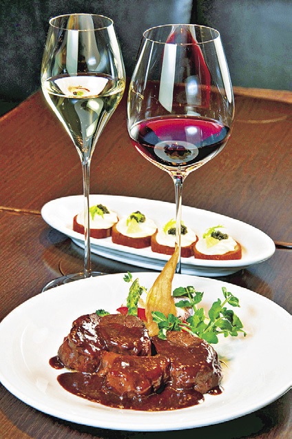 宮城県赤まろ和牛もも肉の赤ワイン煮込み（手前） 1800円、キャビアとクリームチーズのカナッペ（奥） 1200円