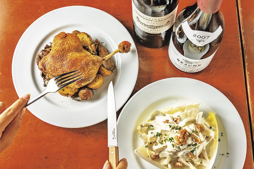 シャラン鴨もも肉のコンフィ2915円、アンディーブとブルーチーズのサラダ1870円