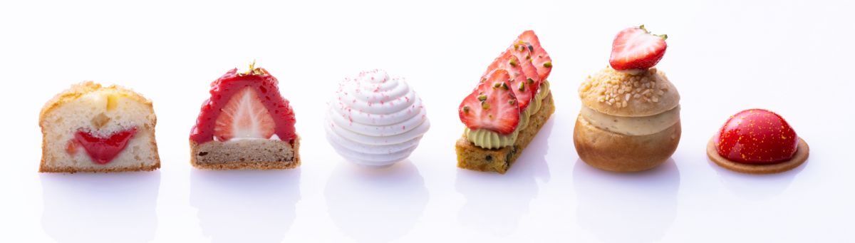 （左から）レモンとストロベリーのスコーン、ストロベリーモンブランタルト、ストロベリーパブロバ、ピスタチオとストロベリーのサブレ、トロぺジェンヌフレーズ、バニラチーズケーキとストロベリーコンポート