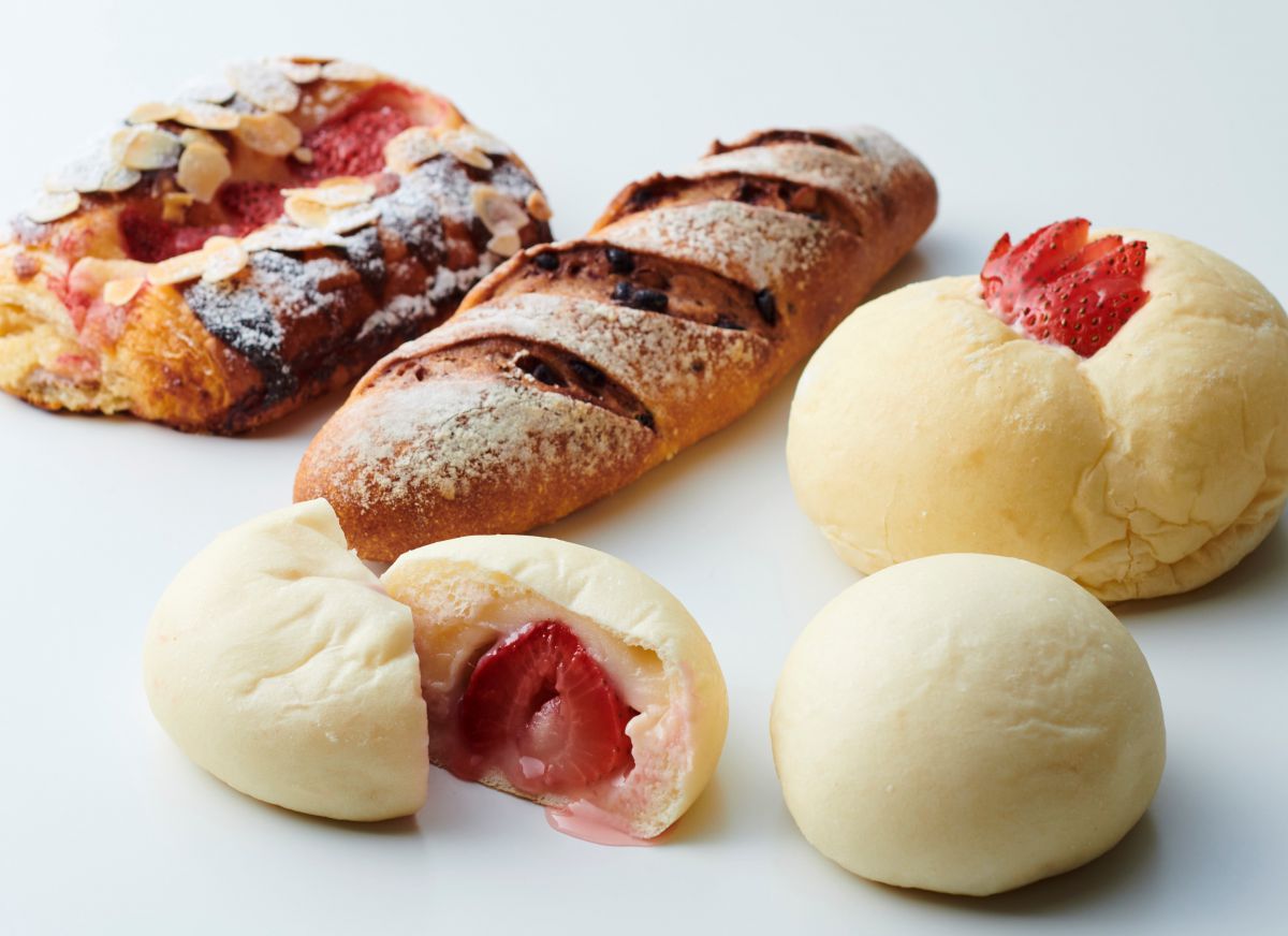 （左から時計回りに）ダマンドフレーズ400円、ストロベリーバゲット400円、いちごクリームフォンデュ360円、練乳いちごあんぱん300円