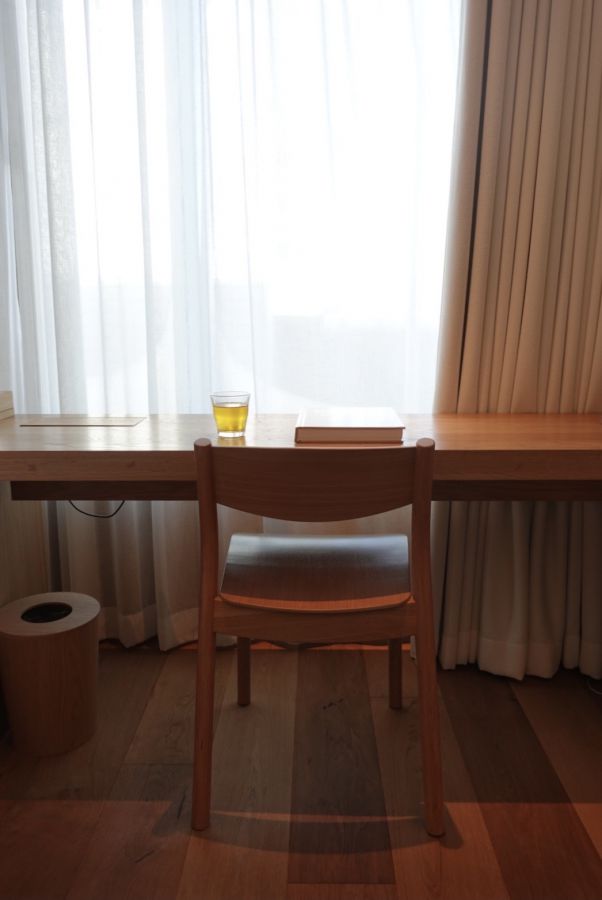 美しい日差しの入る、TypeBの窓際のデスク