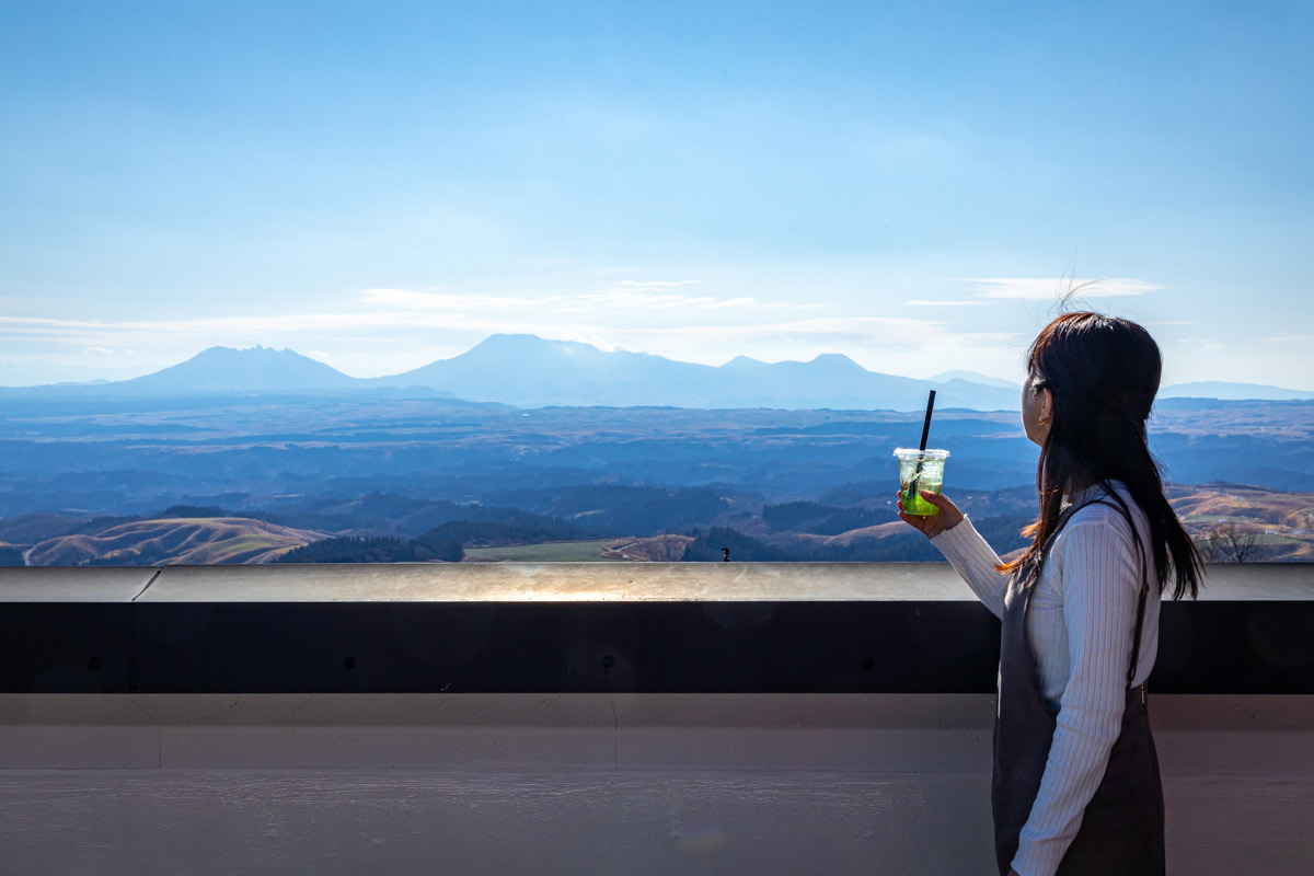 「TAO HOUSE」2階のルーフトップテラスからは、涅槃像のような阿蘇五岳が一望