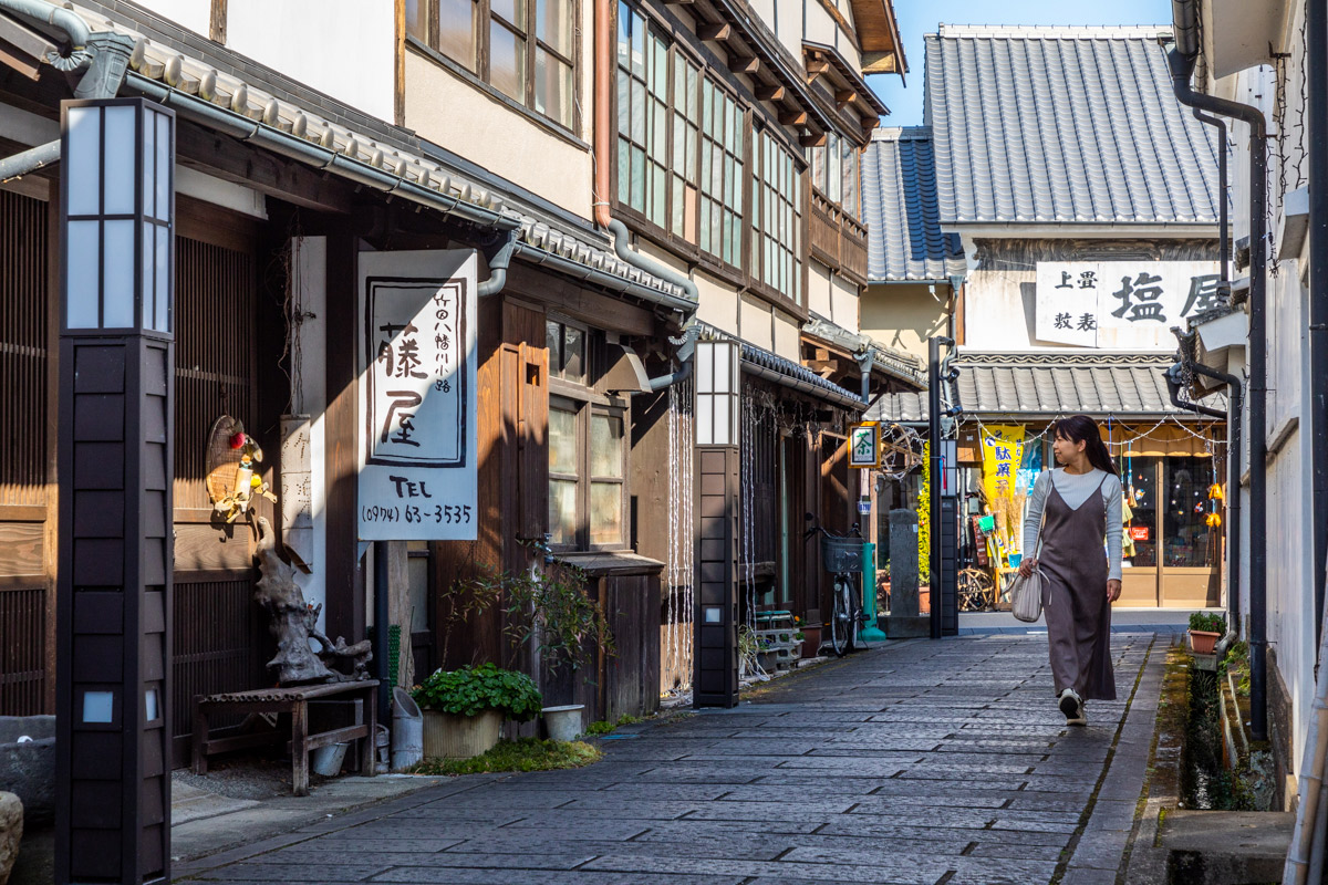 八幡川（はちまんがわ）横丁。路地に佇む店もどこか懐かしい雰囲気