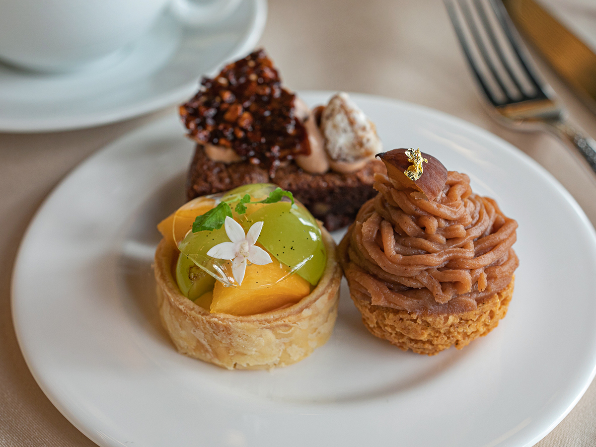 季節のフルーツタルト、モンテビアンコ（モンブラン）、チョコレートカプレーゼ。