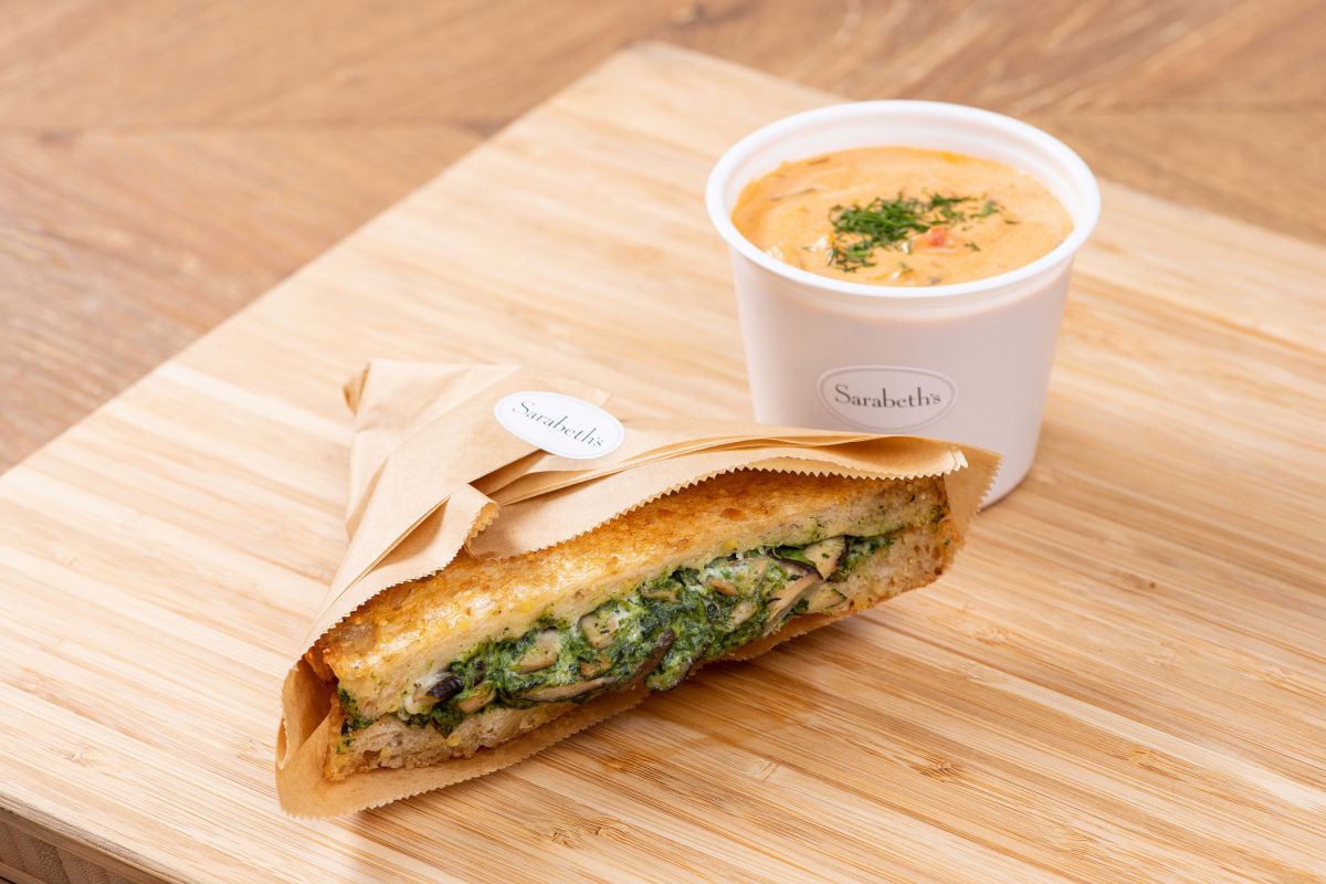 「クリームスピナッチサンドウィッチ」（フォーグレインブレッド、クリームスピナッチ、マッシュルームソテー、パルメザンチーズ、アイオリ）