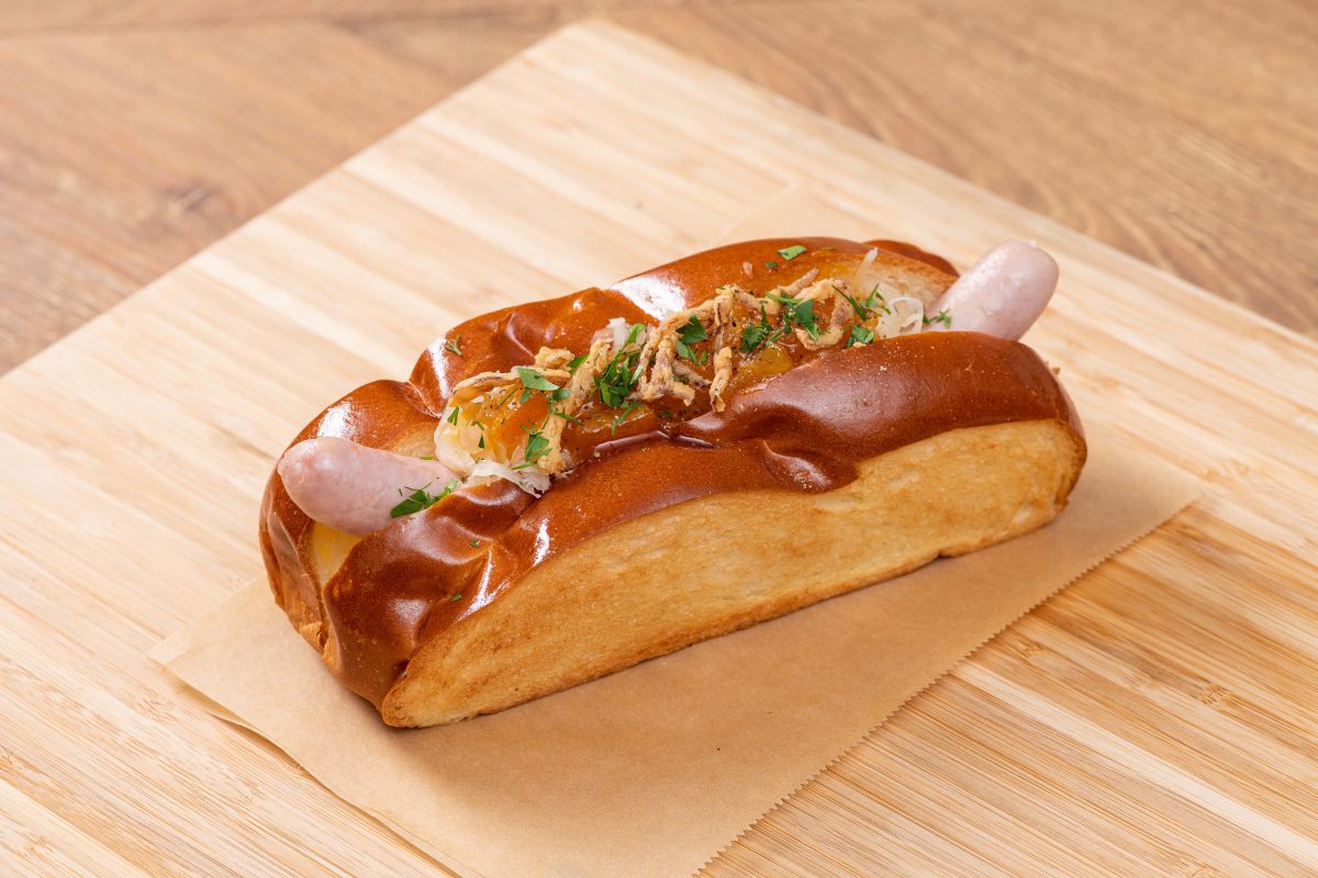 「ファット＆フラッフィーホットドッグ」（ハッラーブレッド、ソーセージ、オランデーズソース、オレンジアプリコットマーマレード、クリスピーシャロット、ディル＆パセリ）760円