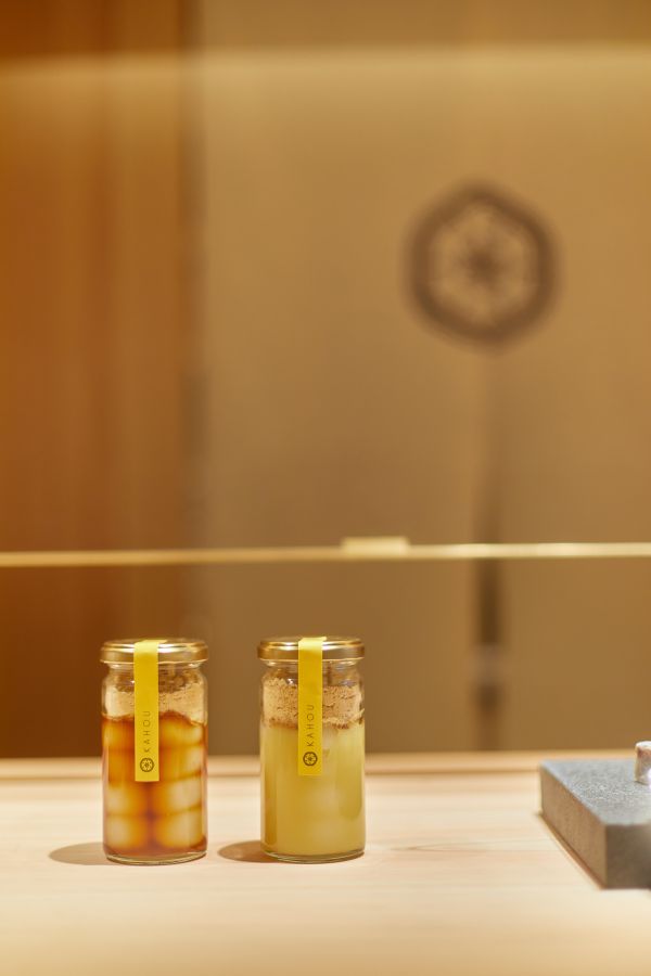 果朋だんご（左）-みたらし- 520円、（右）-白味噌- 560円 日持ち 要冷蔵で2日間