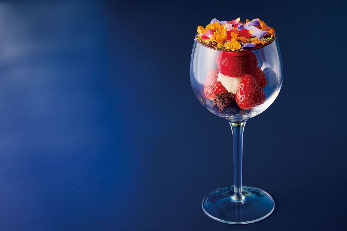 「モエ・エ・シャンドンのジェラートと楽しむ、ストロベリーショコラムース」1500円（税抜）※ディナータイムのイートインのみ