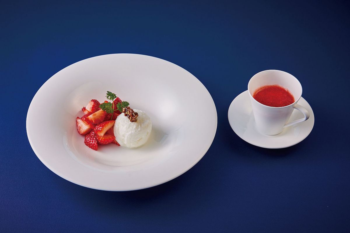 「五香粉のアイス 温かいいちごのソース」900円（税抜）※イートインのみ