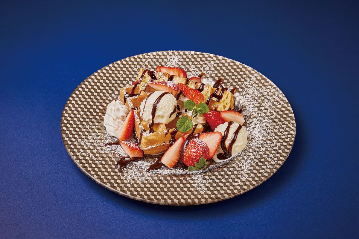 「イチゴのワッフル」880円（税抜）※平日14時～LOまでのイートインのみ