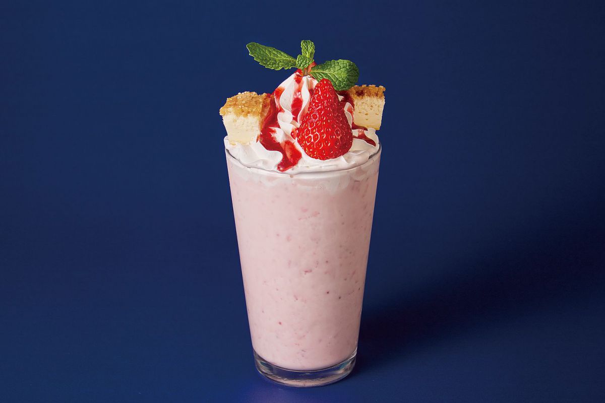 「ストロベリーチーズケーキシェイク」990円（税抜）※テイクアウト・イートイン可