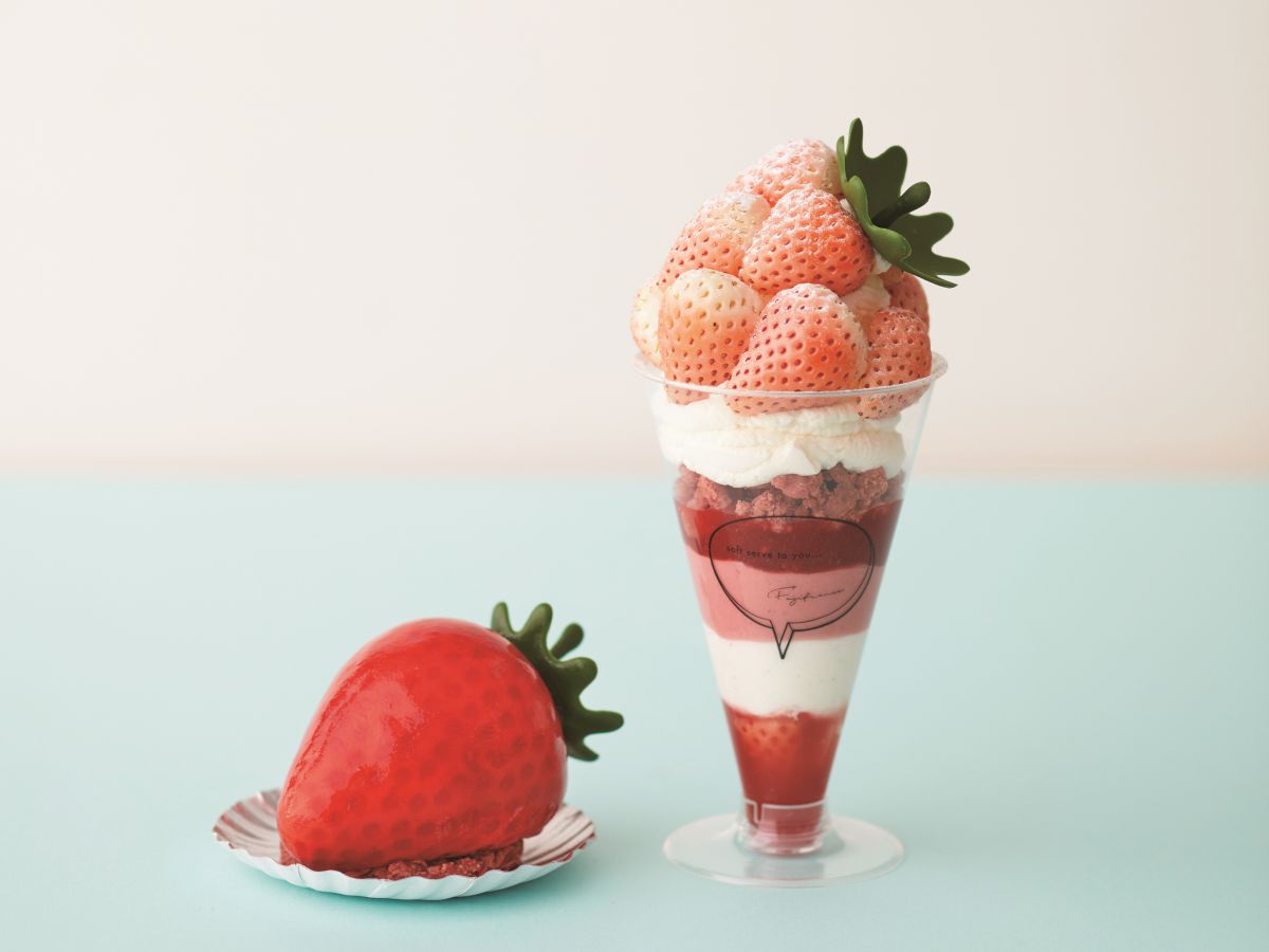 左)あの時のイチゴ 631円<各日予定数50> 右)淡雪のいちごパフェ1631円※阪神梅田本店限定