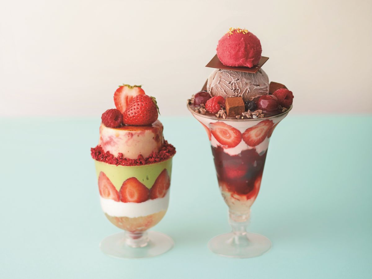 左)あまおう苺とピスタチオのパフェ1401円 右)ベリーとチョコのパフェ1701円 ※阪神梅田本店限定