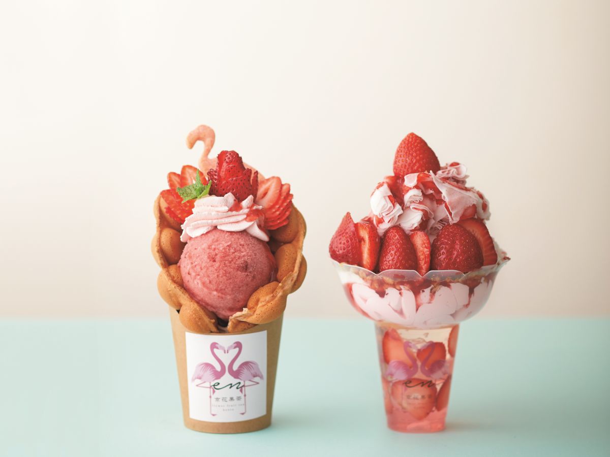 左)バレンタインストロベリーバブルワッフル1320円<各日予定数100> 右)贅沢いちごのふわ氷パフェ1650円 ※阪神梅田本店限定