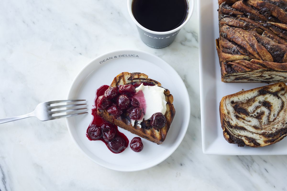 「チョコレートバブカとサワークリーム添え＆ハウスブレンド」 670円、「チョコレートバブカ チェリーソースとサワークリーム添え」 420円、「チョコレートバブカのみ」 260円（すべて税抜）