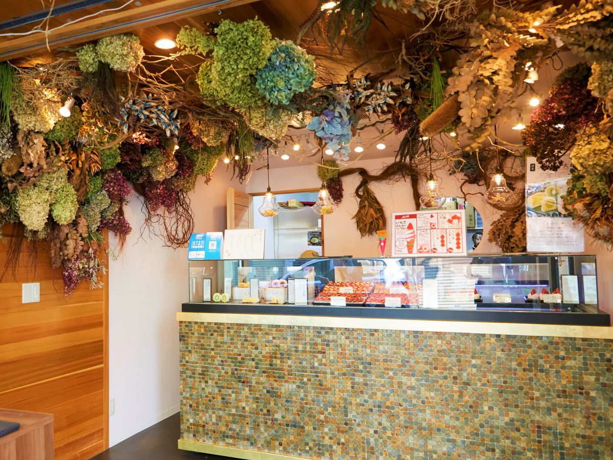 ショーケースを囲むように飾られたドライフラワーも素敵