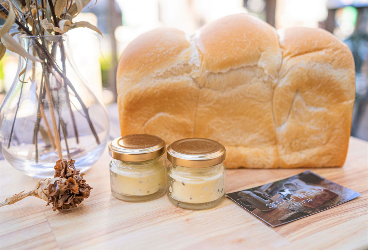 バチが当たりそうなほどパンが高級な素材を纏う、トリュフバターを堪能セット3200円