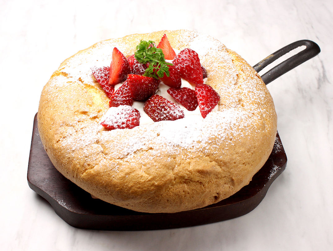 たっぷりイチゴの カステラパンケーキ  1280円