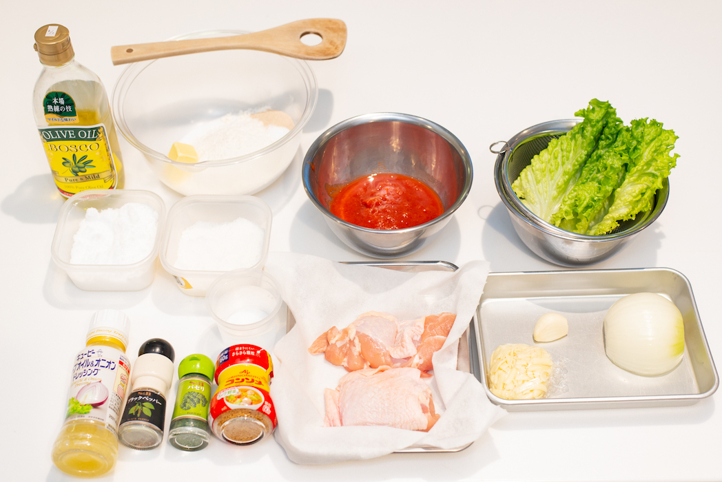 材料は、鶏もも肉、市販のカットトマト、ピザ用チーズなど。パンの材料として、強力粉やインスタントドライイースト、スキムミルクなども用意されています