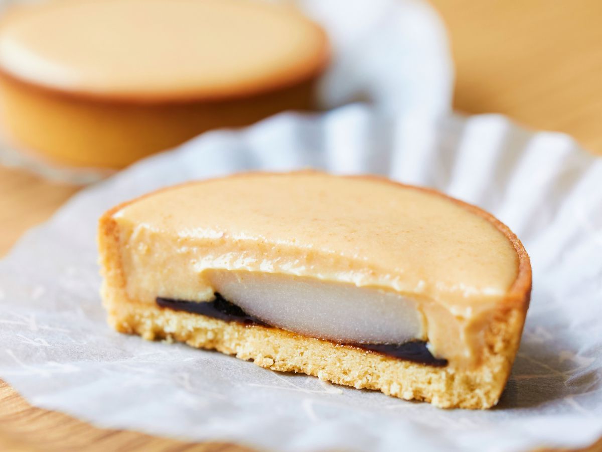 頬張るとクリームがとろ～っと流れ出る上品で繊細なタルト