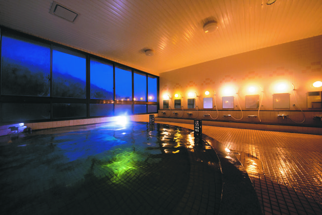 翡翠色の宮之浦川を望む大浴場。広い浴槽で足の疲れも取れますね